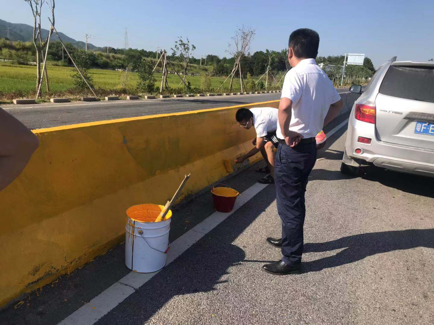 韶关隔离墙警示反光漆涂刷工程