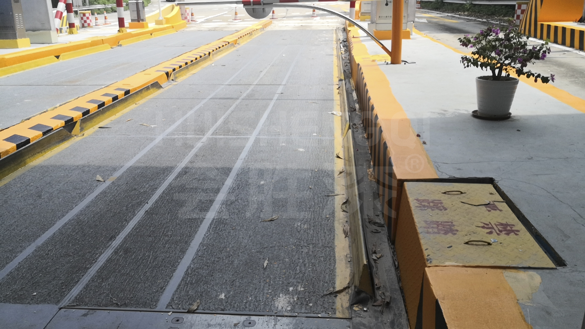 道路上的防撞墙怎么刷警示反光漆？