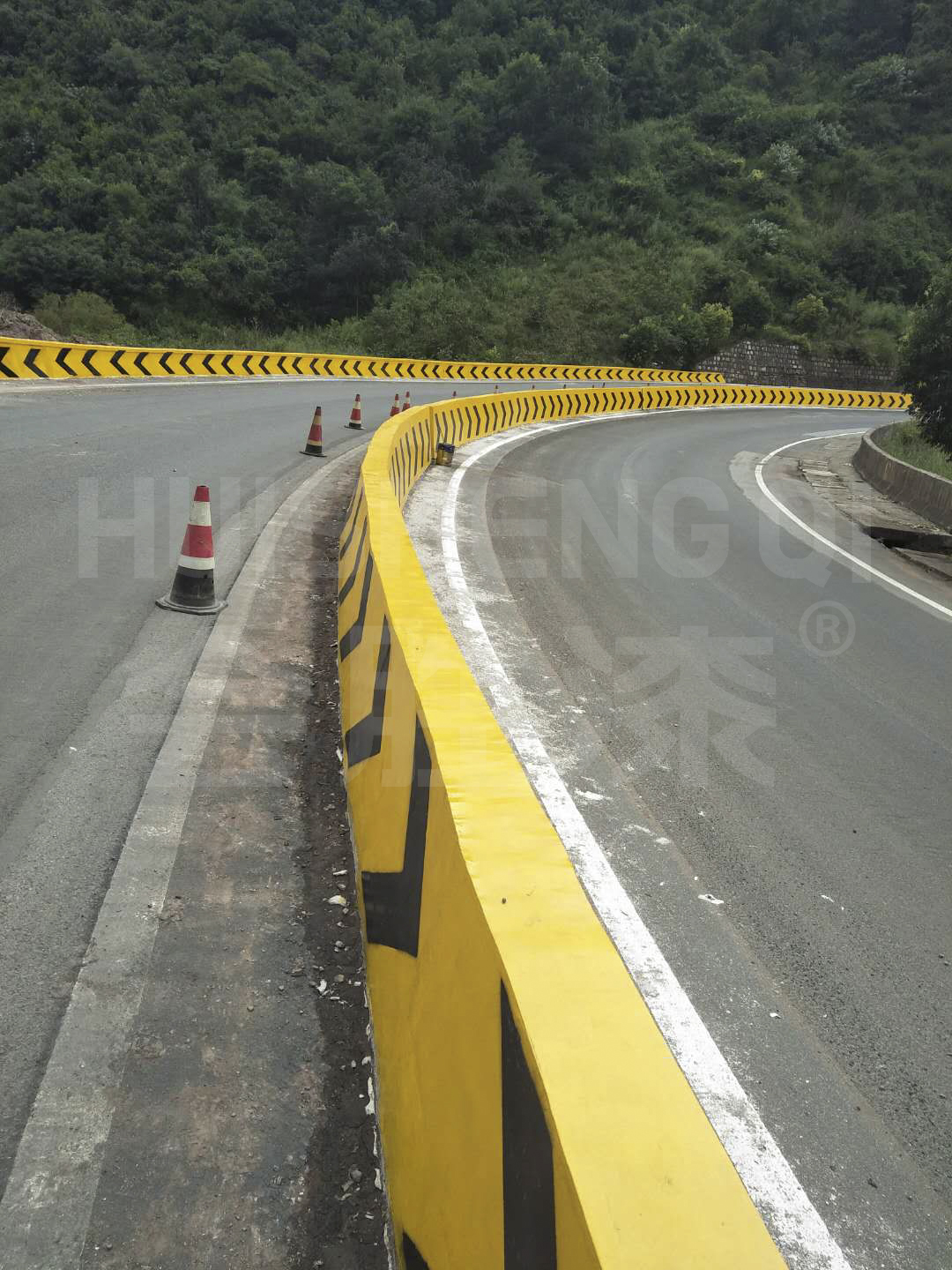 高速公路的隔离墙和防护墙用什么油漆？