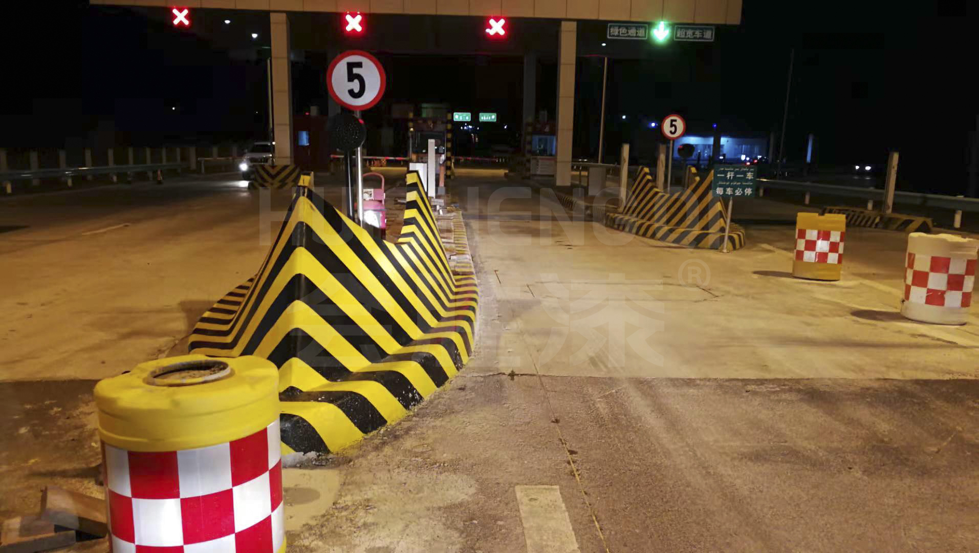 道路上的安全岛为什么需要涂刷反光漆？