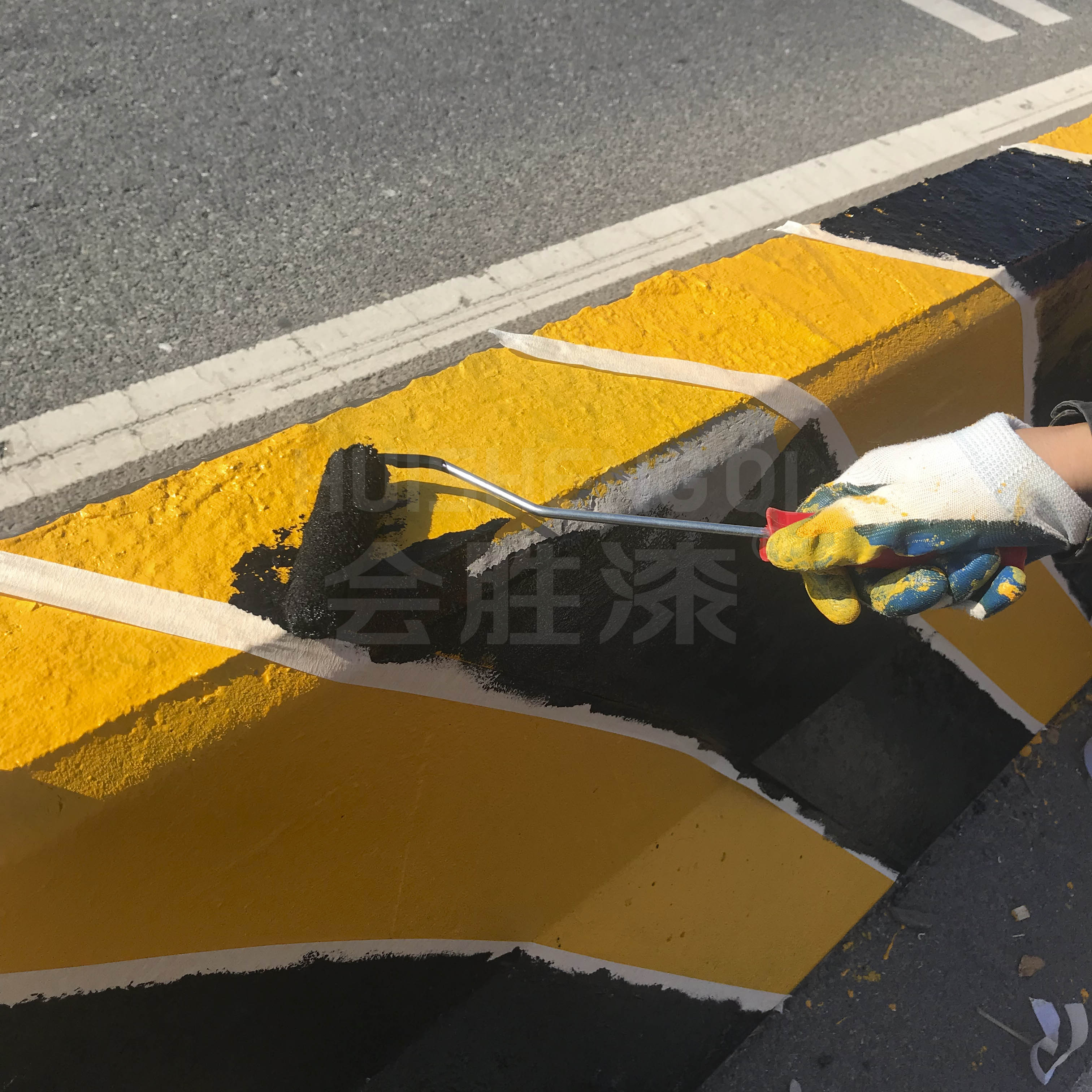 道路上的隔离设施怎么刷油漆？