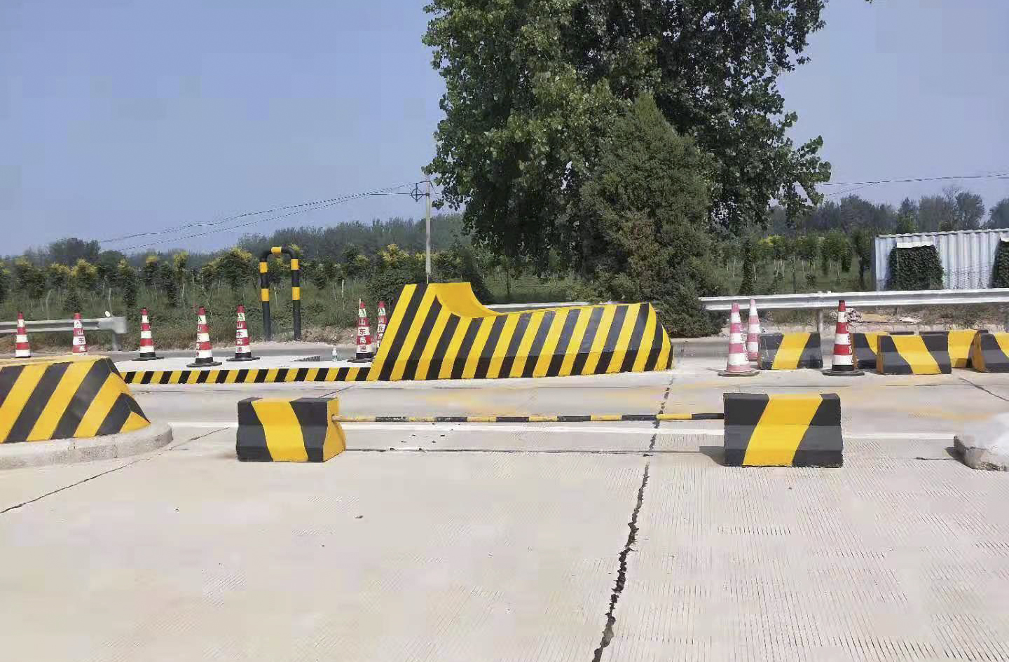 【内蒙古】涂刷后的道路防撞墩反光漆效果怎么样