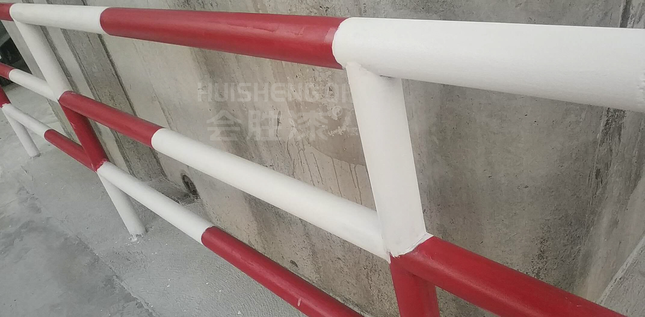 道路上的护栏为什么要涂刷反光漆？