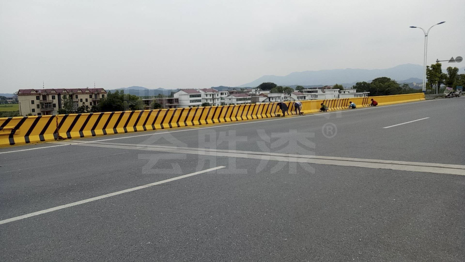 高速公路的防护墙涂刷反光漆的作用是什么？