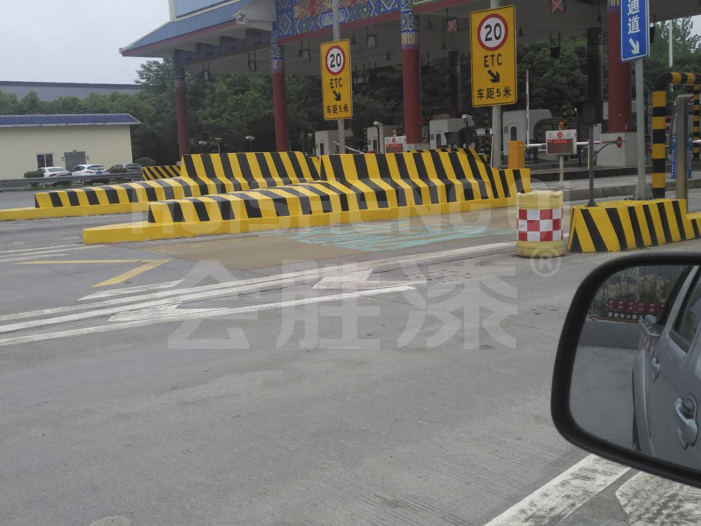 安全岛涂刷反光标识漆前要刮腻子吗？