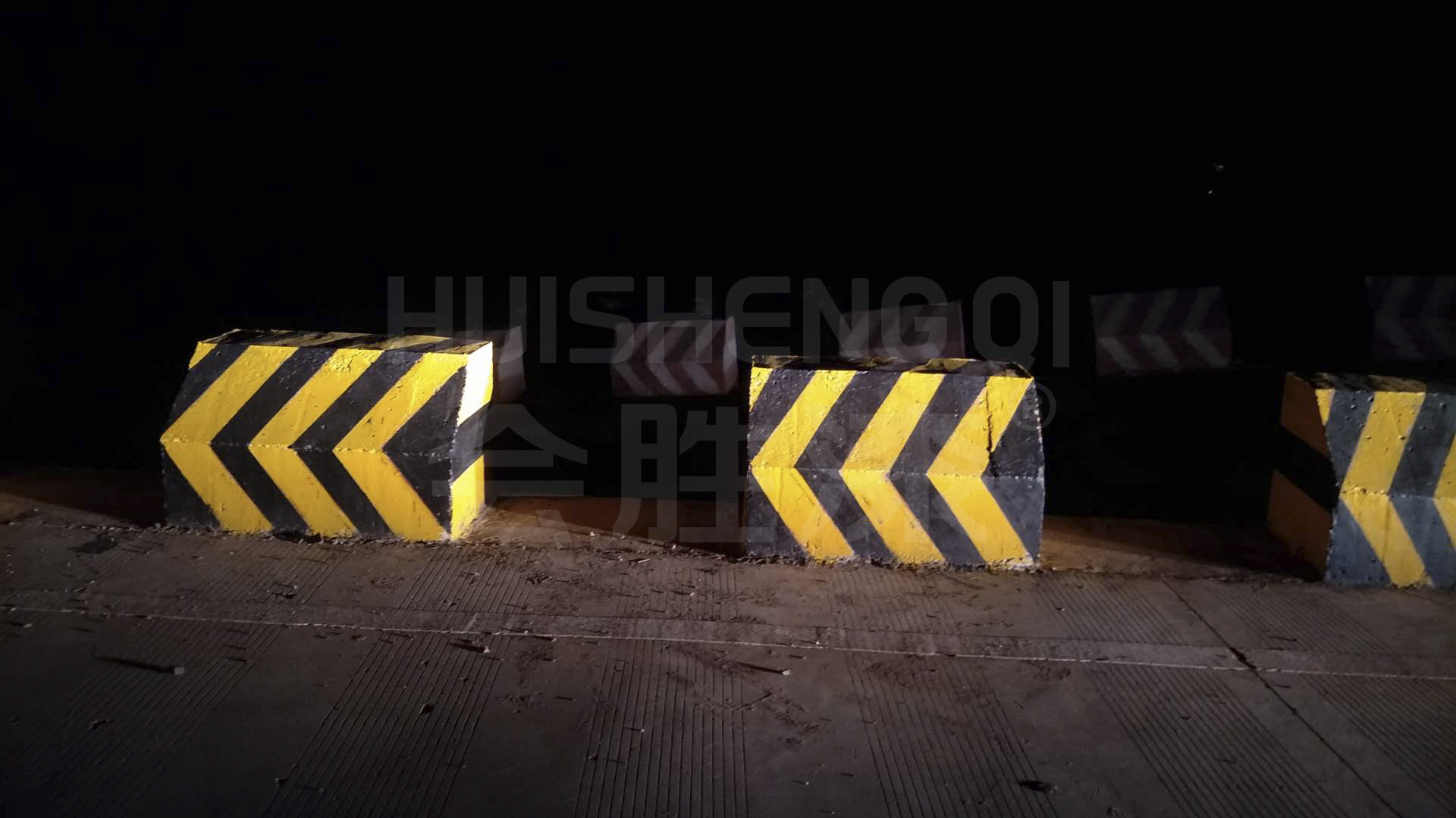 隔离墩上黄黑相间的油漆是什么漆？