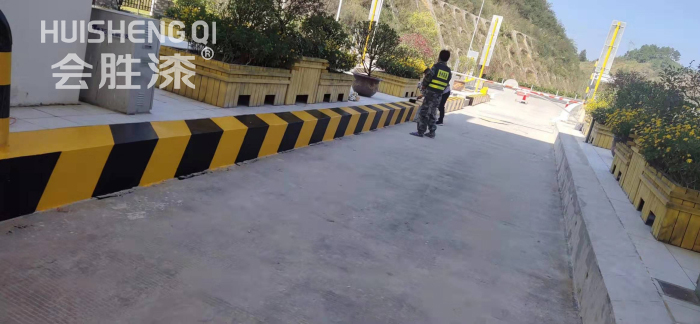 不少施工队还不知道的高速防撞墙反光漆施工小提示
