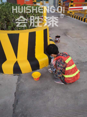 车库跑道反光漆是喷涂好还是滚涂好？