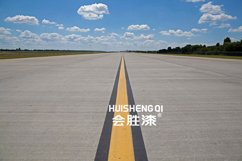 瞧，反光漆正在给飞机指路呢