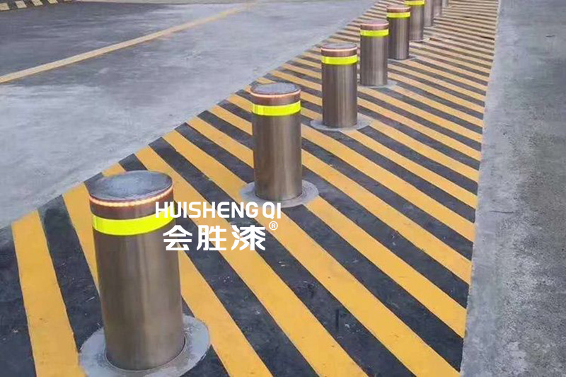 马路防撞柱油漆是反光漆吗？