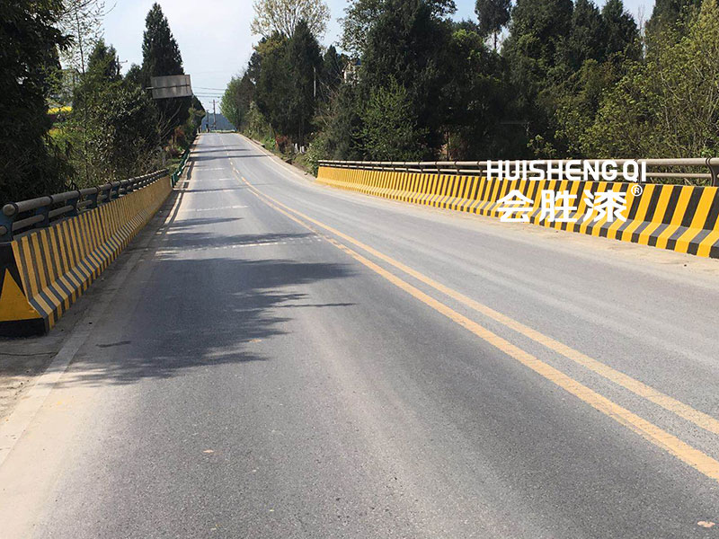 农村公路的养护离不开公路反光漆