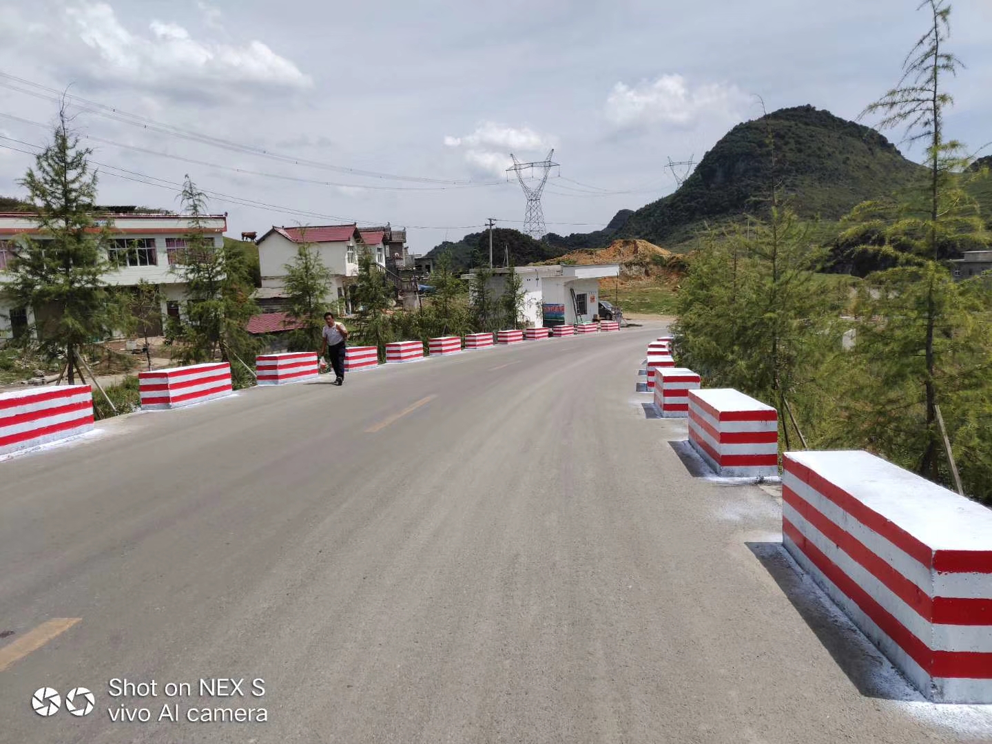 防撞墩反光漆效果图 防撞墩反光漆效果图