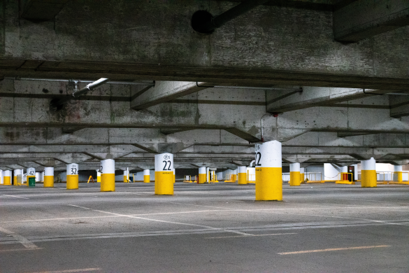 蜂蜜浏览器_empty-concrete-parking-lot-3095713.png