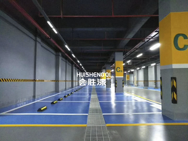 使用停车护角反光漆的停车场 使用停车护角反光漆的停车场